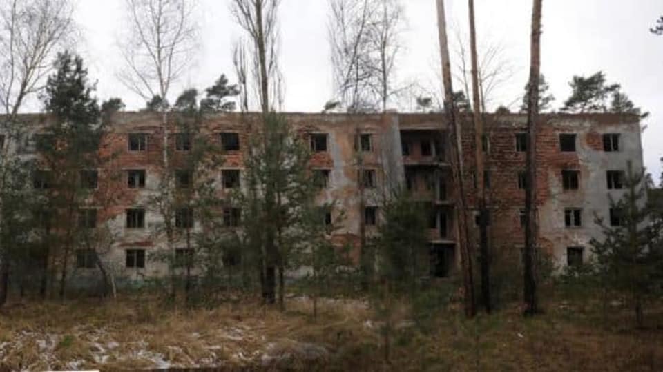 Architektura na vsi. Polorozpadlé statky mísící se s roubenkami s plastovými okny a budovatelskými minipaneláky? Vítejte na českém venkově!